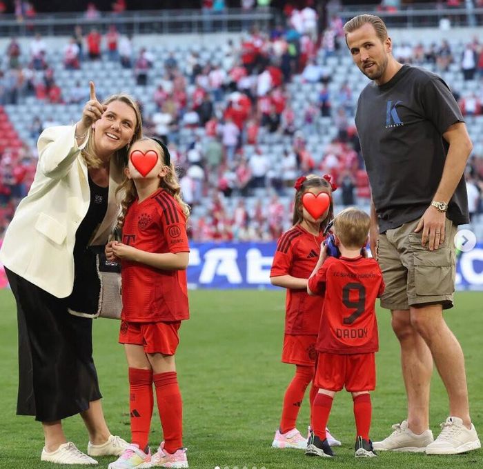 Vợ con Harry Kane xuống sân cổ vũ bố. Ảnh: Harry Kane Instagram/Metro