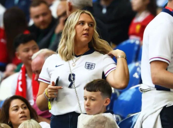 Vợ Harry Kane đứng trên khán đài cổ vũ chồng. Ảnh: Paul Edwards/The Sun