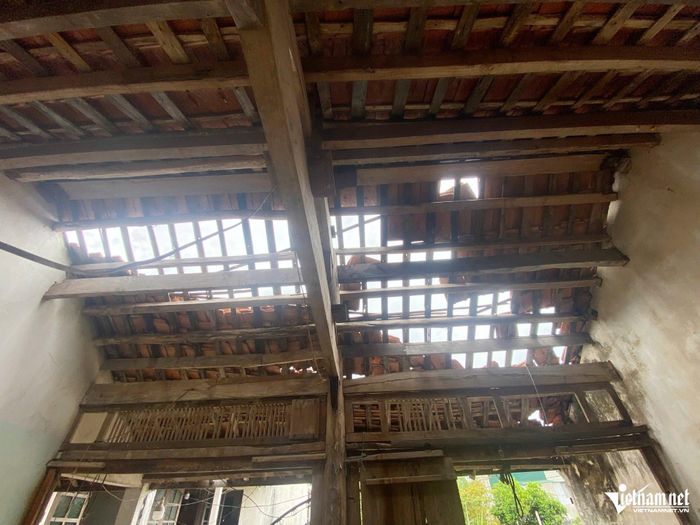 Trận bão vào năm ngoái khiến mái nhà của gia đình anh Đức hư hỏng nhưng chưa có điều kiện sửa chữa