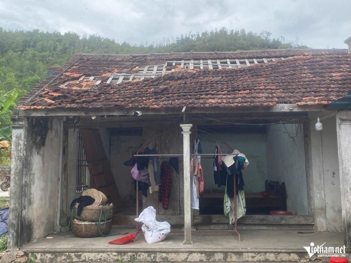Ba mẹ con chị Tình sống trong căn nhà đã xuống cấp