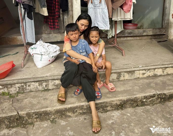 Nhận tin chồng gặp nạn, chị Tình ôm hai đứa con thơ cầu cứu