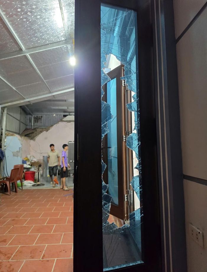 Nghi phạm chốt cửa bên trong khi gây án, người dân phải đập cửa để vào nhà đưa các nạn nhân ra ngoài. Ảnh: T.D