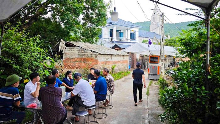 Không khí đau thương bao trùm khu dân cư. Ảnh: N.C