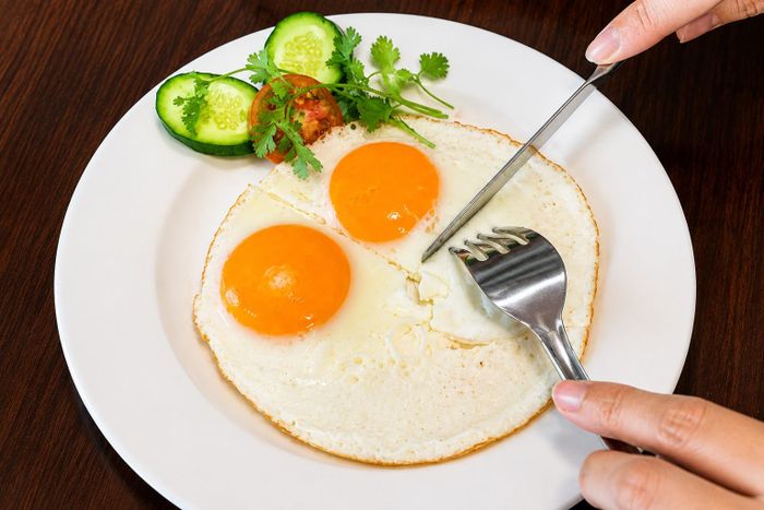Các chuyên gia không khuyến nghị ăn trứng sống, lòng đào. Ảnh: Ban Mai