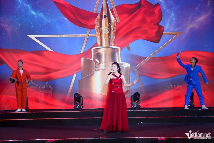 Các nghệ sĩ biểu diễn chương trình văn nghệ chào mừng tại lễ bế mạc Hội Báo toàn quốc 2026 chiều 21/6