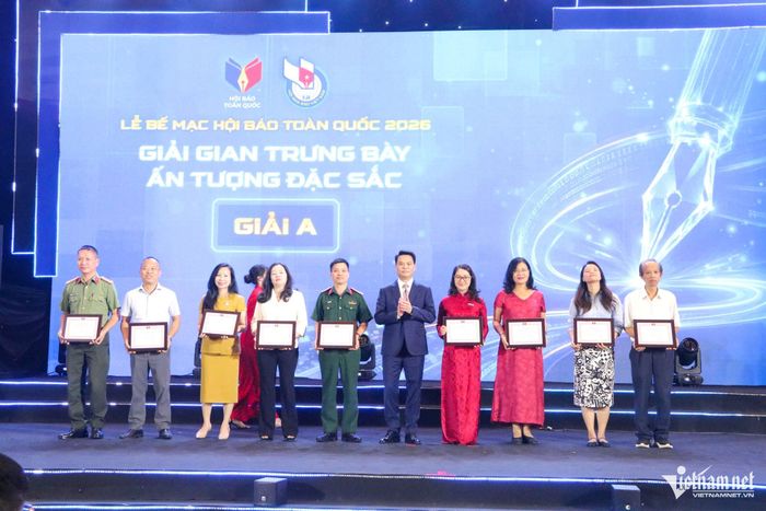 Bí thư Thành ủy Hải Phòng Lê Ngọc Châu trao giải A - Giải gian trưng bày ấn tượng đặc sắc