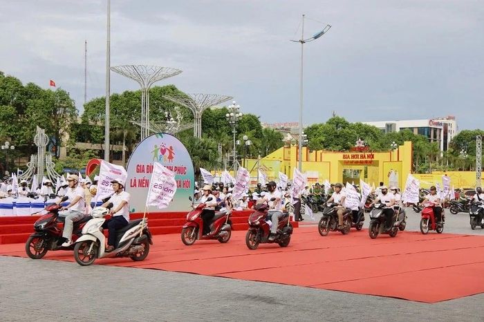Diễu hành tuyên truyền trên các tuyến phố trung tâm phường Hạc Thành, góp phần lan tỏa thông điệp xây dựng gia đình no ấm, tiến bộ, hạnh phúc, văn minh; chung tay phòng, chống bạo lực gia đình.
