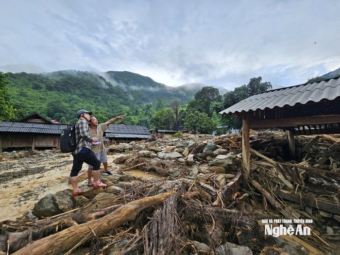 Nhà báo Trần Trung Hiếu (ngoài cùng) - Thường trú Báo Nhân Dân tại tỉnh Nghệ An tác nghiệp tại cơ sở. Ảnh: Nhật Lệ