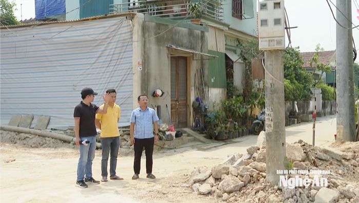 PV Nguyễn Toàn (ngoài cùng bên trái), Báo và phát thanh, truyền hình Nghệ An trao đổi với cơ sở để thực hiện phóng sự về công tác giải phóng mặt bằng Dự án cải tạo, nâng cấp Quốc lộ 46. Ảnh: PV