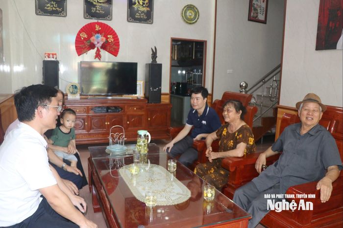 Nhà báo Trịnh Duy Hưng (thứ 3 bên phải vào) - Trưởng Thông tấn xã Việt Nam tại Nghệ An trao đổi với người dân khi đi cơ sở. Ảnh: Nhật Lệ
