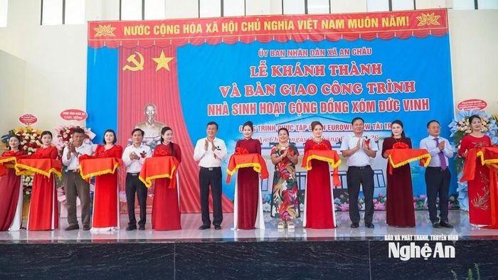 Các đại biểu cắt băng khánh thành, chính thức bàn giao và đưa nhà sinh hoạt cộng đồng xóm Đức Vinh vào sử dụng. Ảnh: Mai Giang