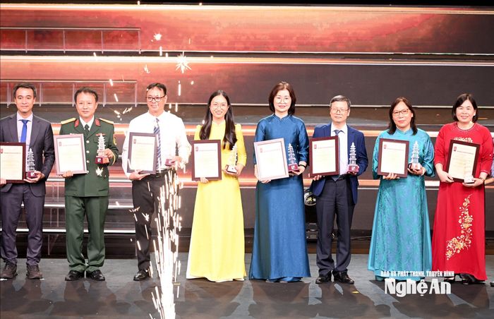 Ban Tổ chức trao cúp và giấy chứng nhận cho các tác giả, nhóm tác giả đoạt giải C. Ảnh: Quang An