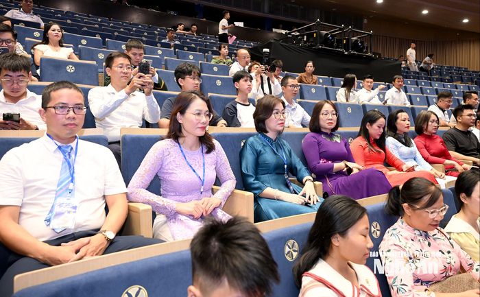 Lãnh đạo và các phóng viên Báo và phát thanh, truyền hình Nghệ An đoạt giải Báo chí Quốc gia năm nay. Ảnh: Quang An