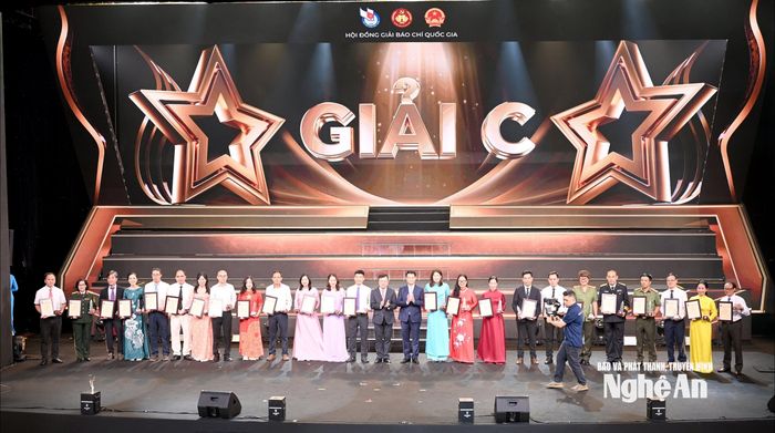 Ban Tổ chức trao cúp và giấy chứng nhận cho các tác giả, nhóm tác giả đoạt giải C. Ảnh: Quang An