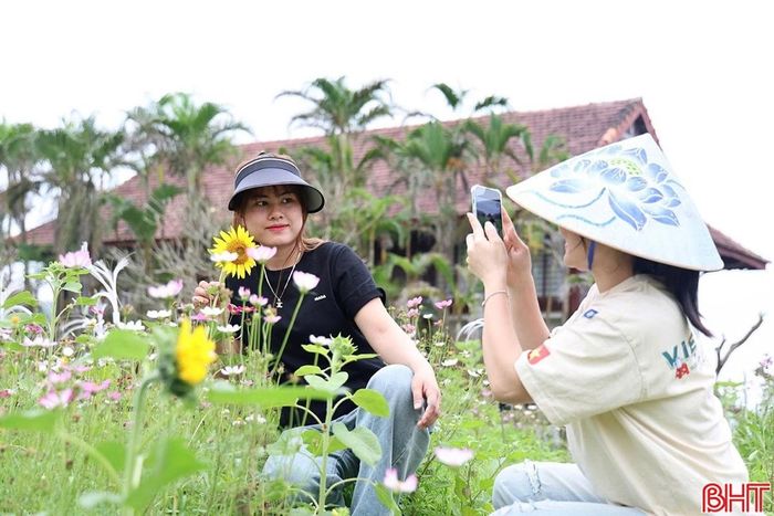 Ngày càng có nhiều người trẻ tham gia sáng tạo nội dung, giới thiệu các điểm đến. Ảnh: Nguyễn Liễu.