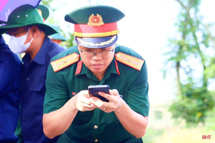 Thiếu tá Nguyễn Thái Học (Đại đội 18, Phòng Tham mưu, Bộ CHQS tỉnh) - thành viên Tổ Số hóa thông tin hồ sơ liệt sĩ đang thực hiện thu thập thông tin tại hiện trường