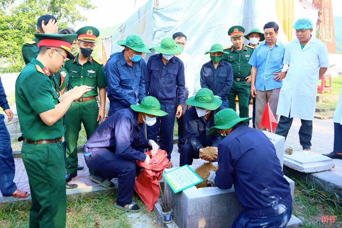 Lực lượng chức năng lấy mẫu ADN và thực hiện thu thập thông tin phục vụ số hóa hồ sơ tại Nghĩa trang Liệt sĩ Can Lộc (xã Can Lộc).