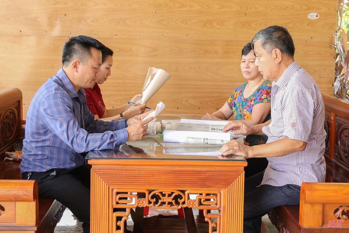 Ông Hồ Phạm Tuân, Trưởng phòng Văn hóa UBND xã Tứ Mỹ (ngoài cùng bên trái) thu thập thông tin về liệt sĩ.