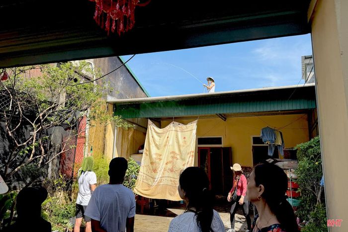 Người dân khu vực xung quanh "tăng bo" tưới nước để giảm nhiệt ngôi nhà bị cháy.