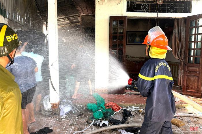 Ngay sau khi nhận tin báo, Phòng Cảnh sát PCCC&amp;CNCH (Công an tỉnh Hà Tĩnh) đã điều động nhiều cán bộ, chiến sĩ cùng xe chữa cháy đến hiện trường triển khai các biện pháp dập lửa, ngăn cháy lan sang các khu vực lân cận.