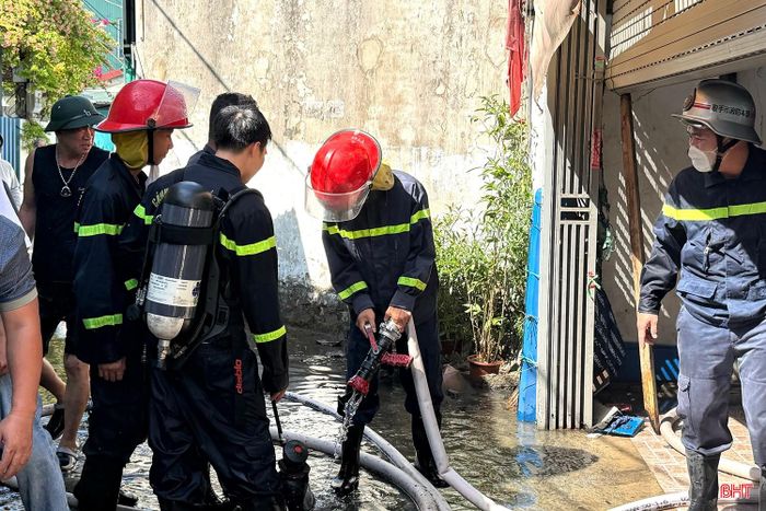 Lực lượng chức năng nỗ lực khống chế đám cháy.