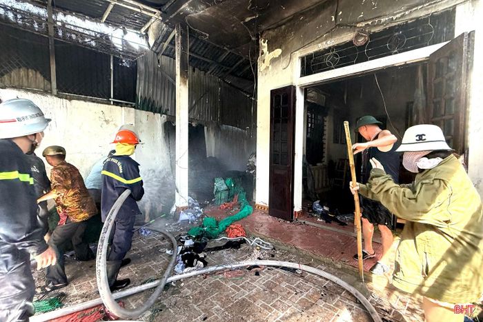 Vào khoảng 8h ngày 21/6, đám cháy bùng phát tại nhà của gia đình anh Nguyễn Duy Quý (ngõ 31, đường Hà Tôn Mục, phường Thành Sen). Theo đại diện gia đình, đám cháy được phát hiện từ khu vực phía sau nhà rồi lan ra khu vực tập kết ngư lưới cụ để kinh doanh của gia đình.