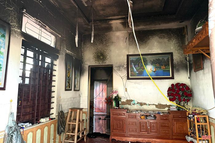 Đến thời điểm hiện tại, đám cháy đã cơ bản được khống chế. Mặc dù không có thiệt hại về người song nhiều hàng hóa và tài sản có giá trị trong nhà bị thiêu rụi.