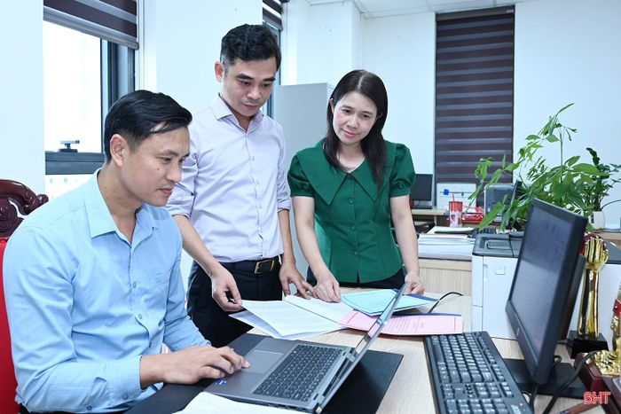 Cán bộ Ban Tuyên giáo và Dân vận Tỉnh ủy tiếp nhận, rà soát, phân loại tác phẩm theo từng thể loại.