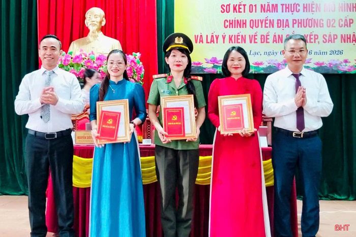 Chị Chu Thị Cẩm Minh (SN 1995), Phó Bí thư Đoàn trường Tiểu học Cẩm Lạc (người mặc áo dài xanh) nhận giải B vòng thi cấp xã do Ban Tổ chức cuộc thi Đảng ủy xã Cẩm Lạc trao tặng.