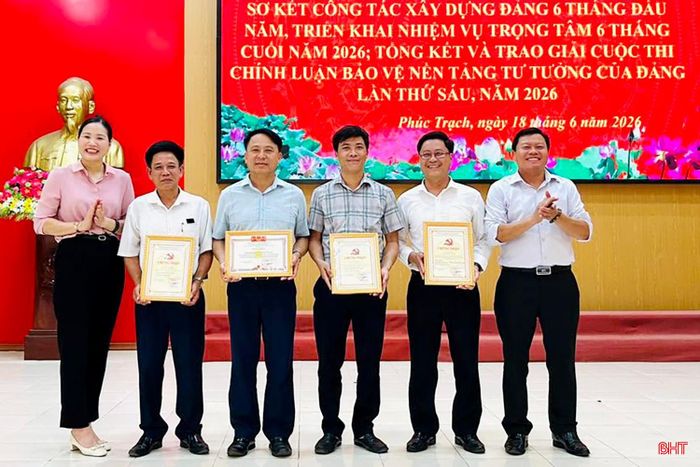 Một số chi bộ, đảng bộ trực thuộc Đảng bộ xã Phúc Trạch tổ chức chấm và trao giải ở cấp mình nhằm khuyến khích, động viên các tác giả. (Trong ảnh: Đảng bộ các cơ quan Đảng xã Phúc Trạch trao giải cho các tác giả có tác phẩm xuất sắc). 