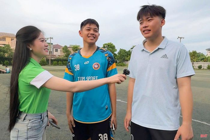 Thành viên Tổ Nội dung số - Phòng Điện tử và Nội dung số (Báo và phát thanh, truyền hình Hà Tĩnh) thực hiện sản phẩm short video về không khí World Cup 2026 tại Hà Tĩnh.