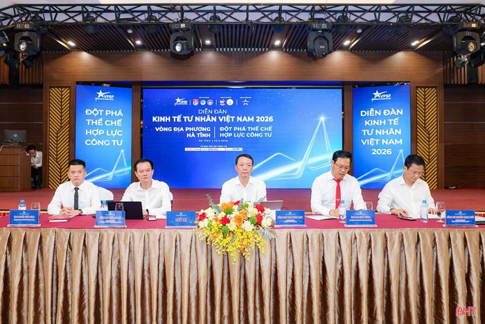Diễn đàn Phát triển kinh tế tư nhân tỉnh Hà Tĩnh năm 2026 do UBND tỉnh Hà Tĩnh tổ chức (ngày 29/5/2026) tạo không gian đối thoại, kết nối giữa cơ quan quản lý, chuyên gia và cộng đồng doanh nghiệp nhằm tháo gỡ khó khăn, thúc đẩy phát triển.