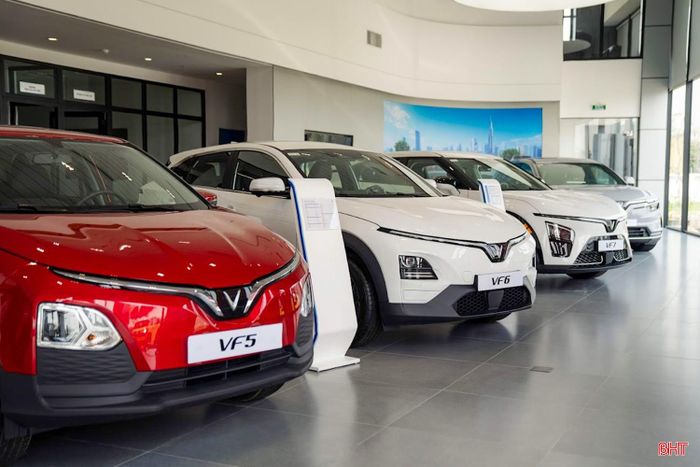 Dưới sự điều hành của doanh nhân trẻ Nguyễn Quang Nam (áo đen), Công ty TNHH Merry Auto từng bước khẳng định vị thế trên thị trường kinh doanh ô tô tại Hà Tĩnh.