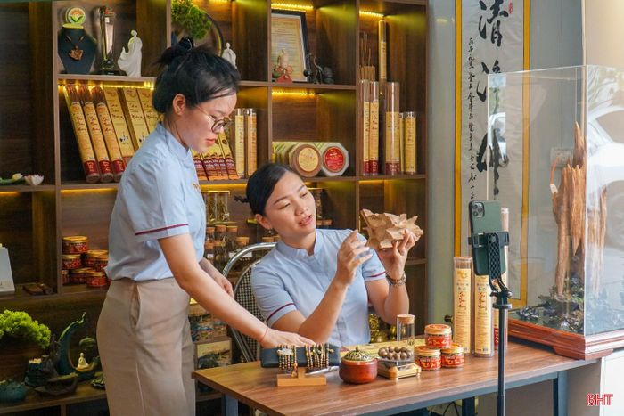 Doanh nhân trẻ Nguyễn Thị Huyền Trang (người bên phải) ứng dụng công nghệ số để mở rộng thị trường cho sản phẩm trầm hương.