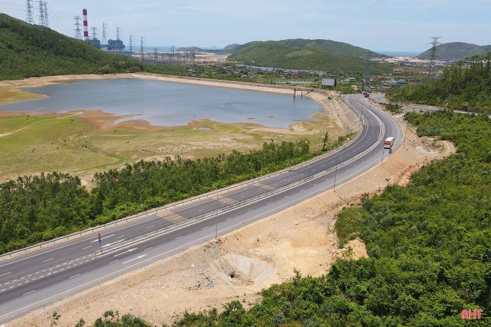 Tới thời điểm này, chỉ mới có tuyến đường dẫn vào hầm Đèo Ngang mới thuộc địa phận xã Phú Trạch (tỉnh Quảng Trị) được khai thác tạm, do tuyến đường để phương tiện di chuyển vào hầm Đèo Ngang đang khai thác, được sửa chữa.