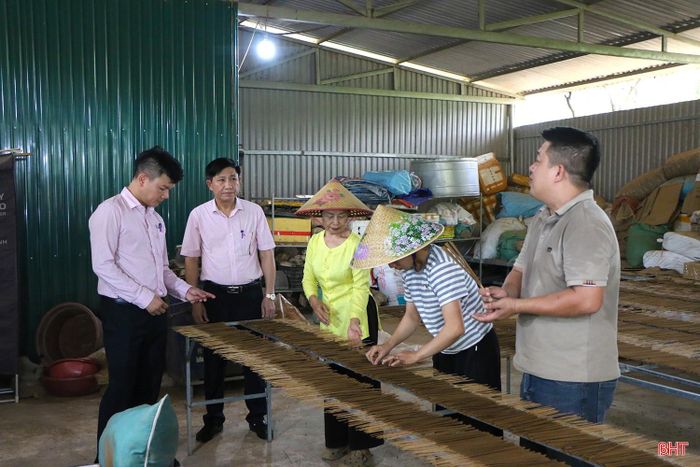 Cán bộ PGD NHCSXH Hương Khê kiểm tra quy trình sản xuất hương trầm tại cơ sở.