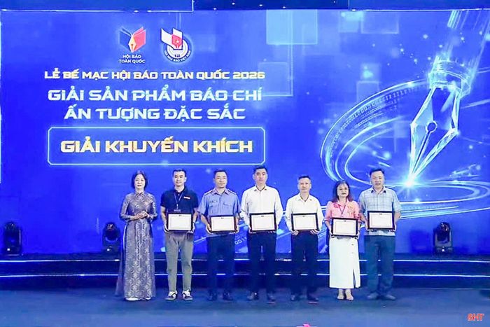 Đại diện Hội Nhà báo Hà Tĩnh (ngoài cùng bên phải) nhận giải Khuyến khích cho tác phẩm "Học Bác để tận hiến suốt đời".