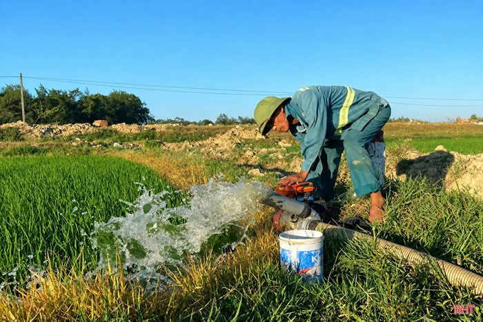 Bà con nông dân cũng cần chủ động các giải pháp để đưa nước về chân ruộng đảm bảo cây lúa sinh trưởng tốt.