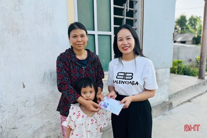 Phóng viên Báo và phát thanh, truyền hình Hà Tĩnh trao quà hỗ trợ cháu Lưu Thị Ly Ly, mồ côi cha, mẹ sức khỏe yếu - một trong những địa chỉ tình thương được báo kết nối đỡ đầu.