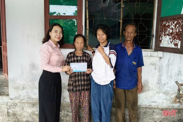 Thay mặt Hội Phụ nữ Hà Tĩnh tại CHLB Đức, lãnh đạo Hội LHPN xã Gia Hanh trao quà cho bà Dương Thị Mai - có 3 người con bị bệnh tâm thần ở thôn Bình Sơn.