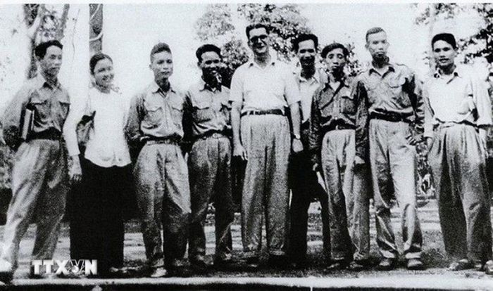 Ngày 21/4/1950, tại xóm Roòng Khoa, xã Ðiềm Mặc, trong khu ATK Ðịnh Hóa (Thái Nguyên), Hội Những người viết báo Việt Nam (nay là Hội Nhà báo Việt Nam) được thành lập. Trong ảnh: Các nhà báo Việt Nam và quốc tế dự Đại hội lần thứ I - Hội Những người làm báo Việt Nam, ngày 21/4/1950. (Ảnh: TTXVN phát)