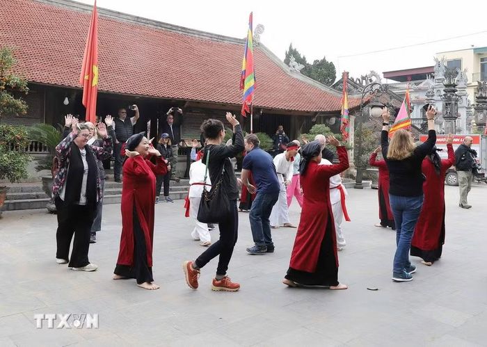 Hoạt động trình diễn Hát Xoan tại đình Hùng Lô, xã Hùng Lô, thành phố Việt Trì đã thu hút đông đảo khách du lịch quốc tế nhân dịp Giỗ Tổ Hùng Vương và Tuần Văn hóa Du lịch-Đất Tổ 2025. (Ảnh: Tạ Toàn/TTXVN)