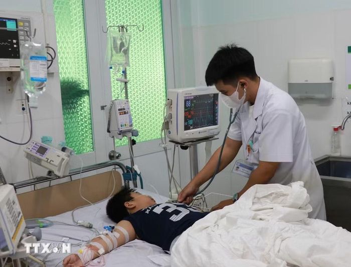 Trường hợp mắc sốt xuất huyết trong tình trạng nặng được bác sỹ Bệnh viện Bệnh Nhiệt đới tỉnh Khánh Hòa chăm sóc, điều trị tại. (Ảnh: Phan Sáu/TTXVN)