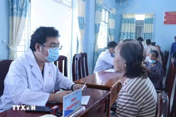 Người dân có hoàn cảnh khó khăn ở xã Tân Tây, tỉnh Tây Ninh được đội ngũ bác sỹ đến từ Bệnh viện Ung bướu Thành phố Hồ Chí Minh khám bệnh miễn phí. (Ảnh: Bùi Giang/TTXVN)