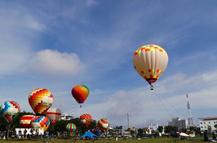 Hơn 30 khinh khí cầu nghệ thuật tạo nên không gian đầy sắc màu. (Ảnh: Hồng Thái/ TTXVN)