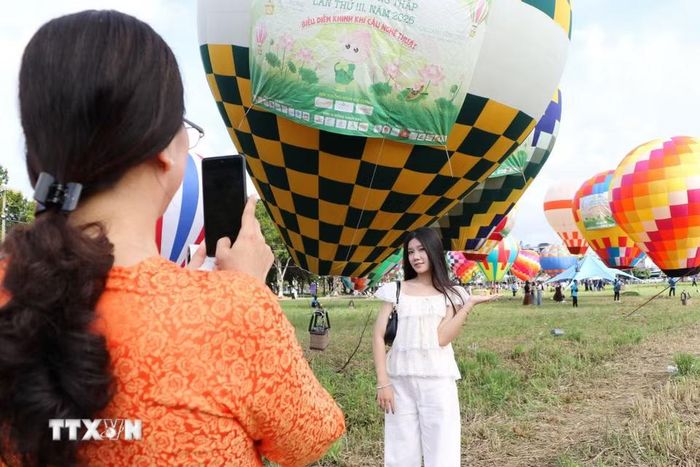 Không gian biểu diễn khinh khí cầu là nơi thu hút du khách tham quan. (Ảnh: Hồng Thái/TTXVN)