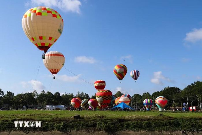 Không gian đầy sắc màu của chương trình biểu diễn khinh khí cầu nghệ thuật. (Ảnh: Hồng Thái/TTXVN)