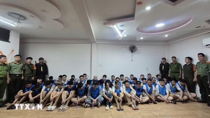 Các đối tượng tại cơ quan công an. (Ảnh: TTXVN phát)