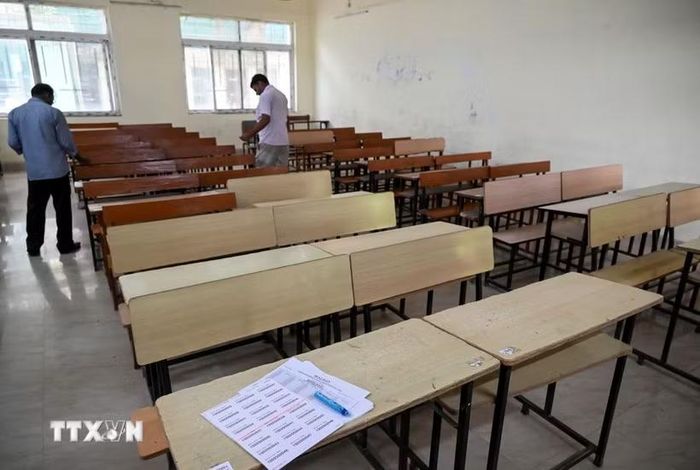Công tác kiểm tra tại một điểm thi ở Patna, Ấn Độ, ngày 20/6/2026. (Ảnh: ANI/TTXVN)