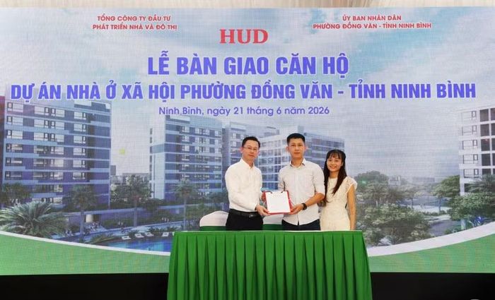 Trao biên bản bàn giao nhà cho cư dân. (Nguồn: Vietnam+)
